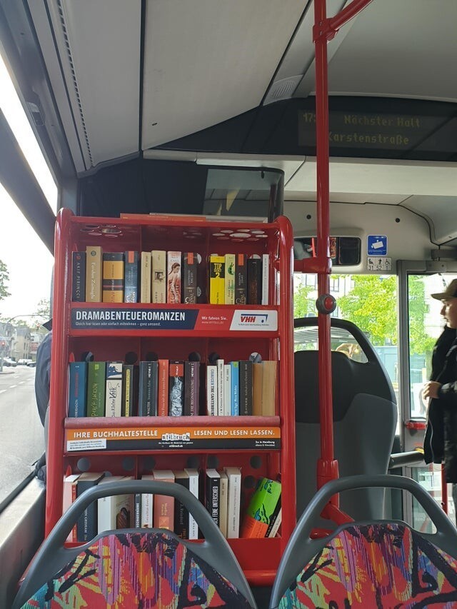 Автобус с библиотекой, чтобы сделать вашу ежедневную поездку менее скучной