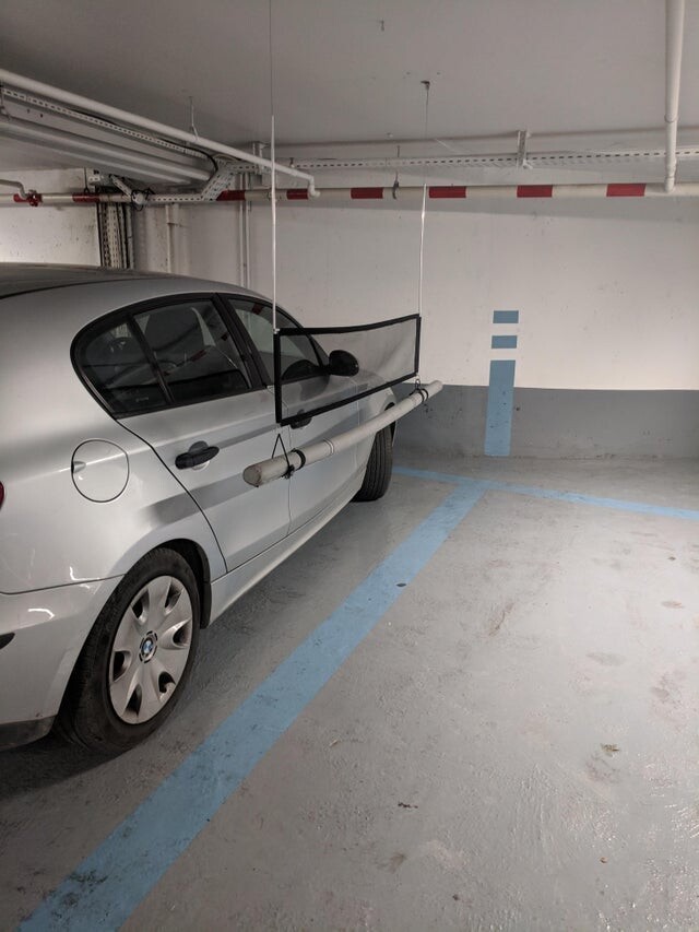 В гараже установлены мягкие барьеры между местами, чтобы люди не царапали машины друг друга