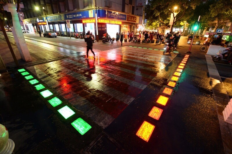Умный пешеходный переход, который предупреждает водителей и пешеходов в ночное время или в плохую погоду