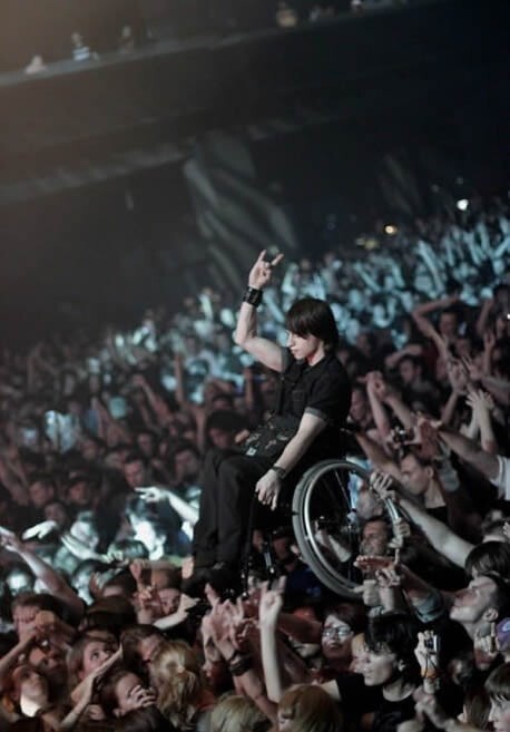 Во время концерта зал поднял над толпой фаната на коляске