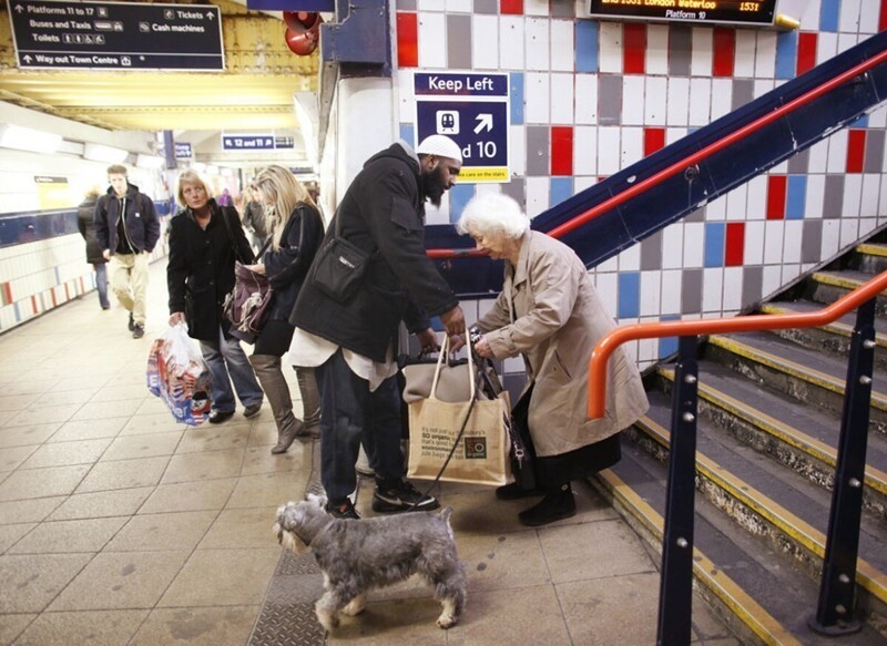 Мужчина, спешивший по своим делам, остановился, чтобы помочь старушке справиться с сумками