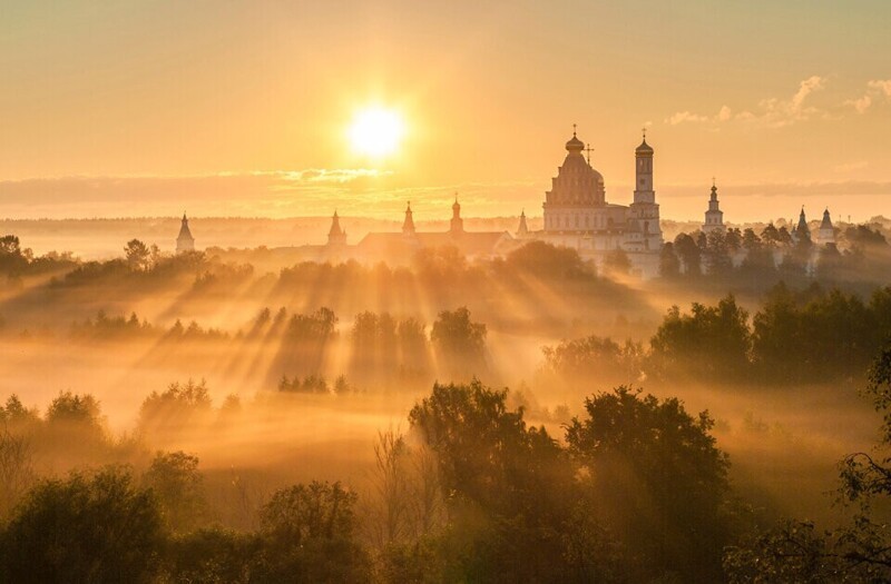 Истра, Московская область. Новоиерусалимский монастырь расположен в прекрасном месте на возвышенности.
