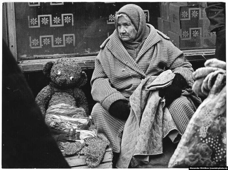 Пожилая женщина и плюшевый медведь. Фото 1980 года называется Тяжелые времена
