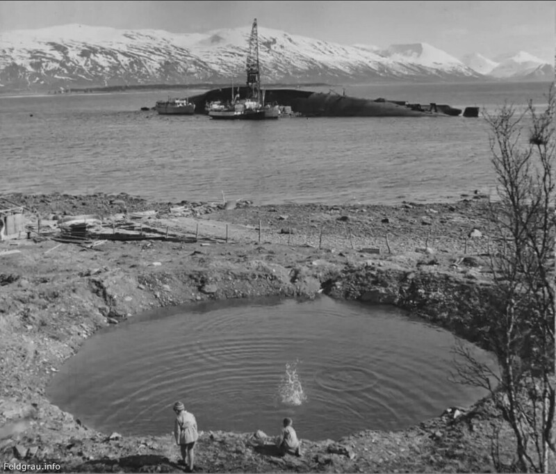 Эхо войны: норвежские дети играют у воронки от бомбы на фоне затонувшего линкора "Тирпиц".