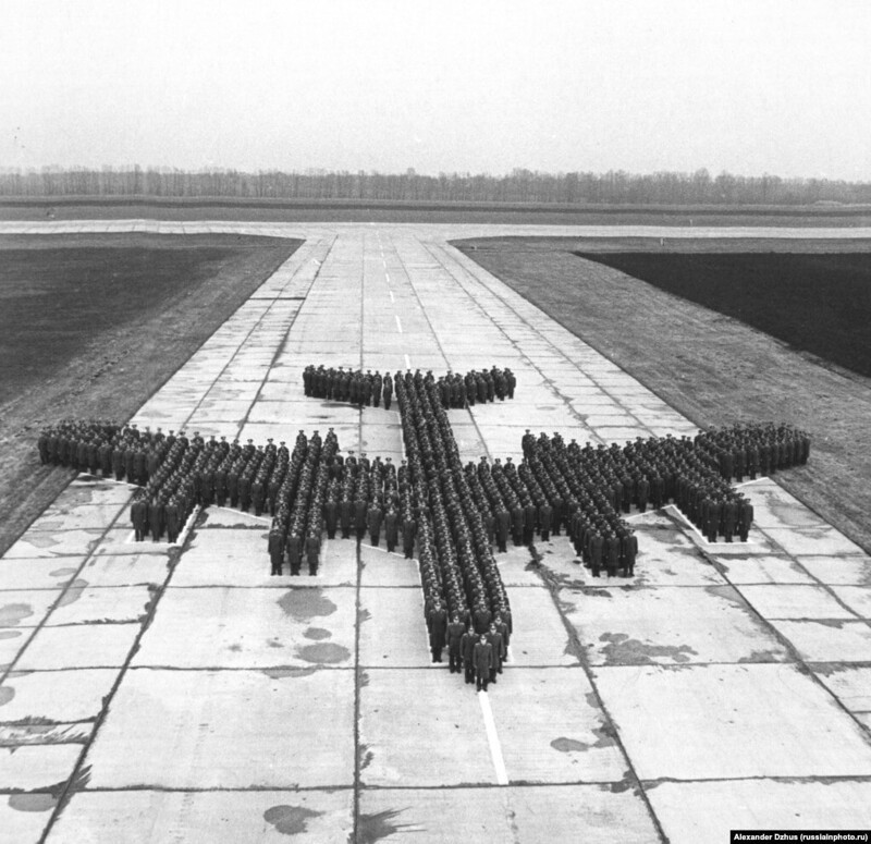 Военные выстроились на взлетной полосе в форме самолета, 1980 год 