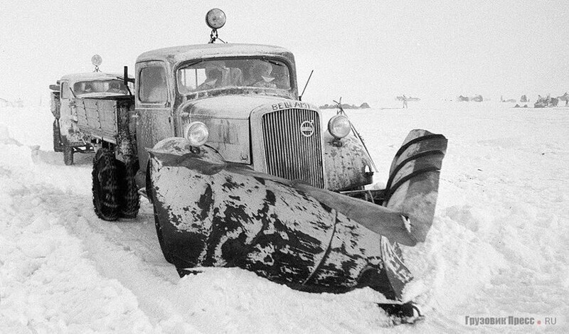 Грузовик Volvo LV82 расчищающий дорогу на льду Финского залива, 26 марта 1942 года