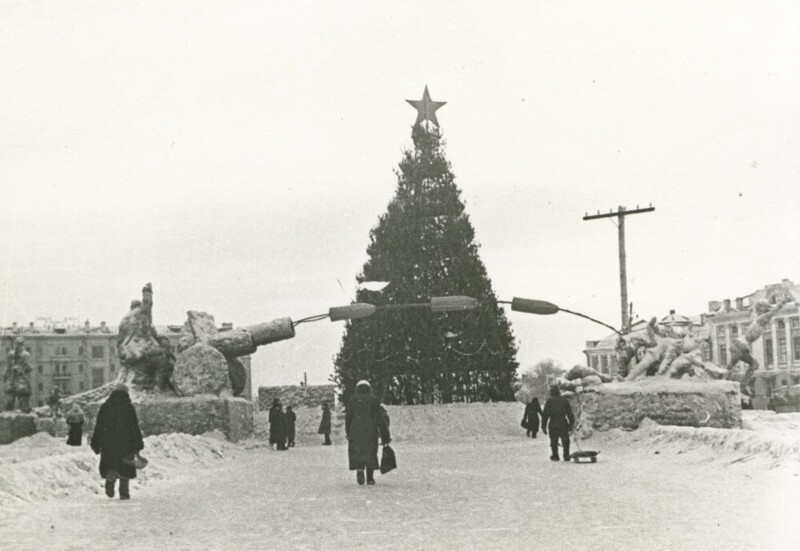 Омск, 1942 год. новогодний ледовый креатив военного времени.