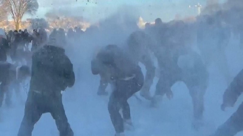 Битва снежками на Национальной аллее в Вашингтоне