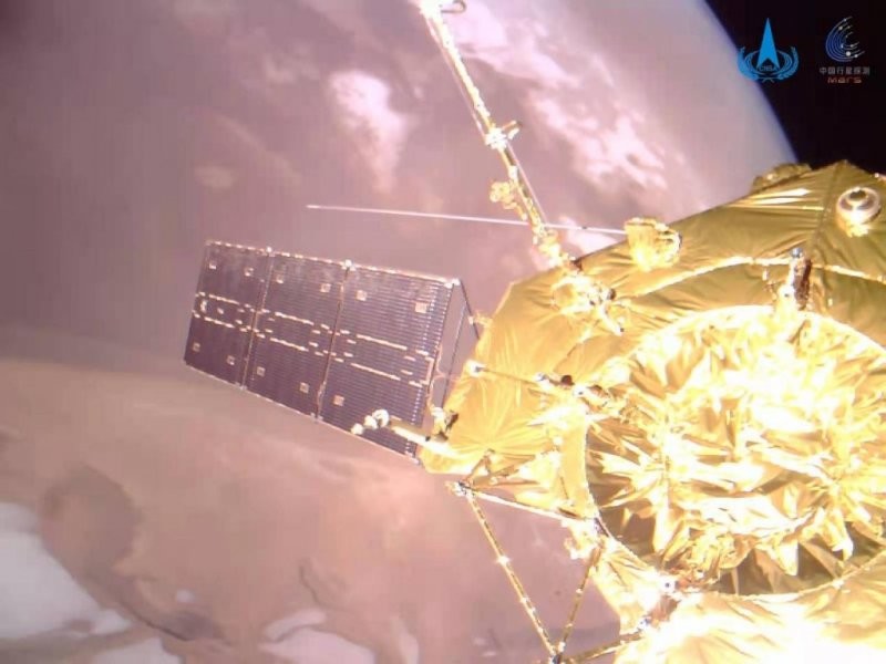 Китайский орбитальный аппарат сделал потрясающие селфи над Красной планетой