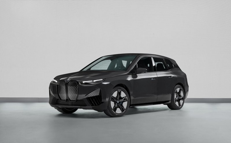 Компания BMW показала автомобиль, который меняет цвет с черного на белый одним нажатием кнопки