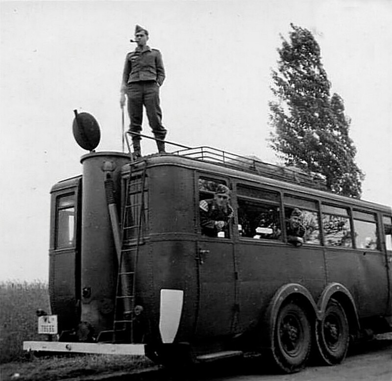 Немецкий автобус "VOMAG" с газогенератором , работающем на дровах. 1940-е годы.