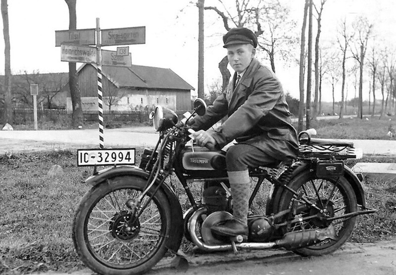 Восточная Пруссия. Юноша на мотоцикле «Triumph». 1920 г.