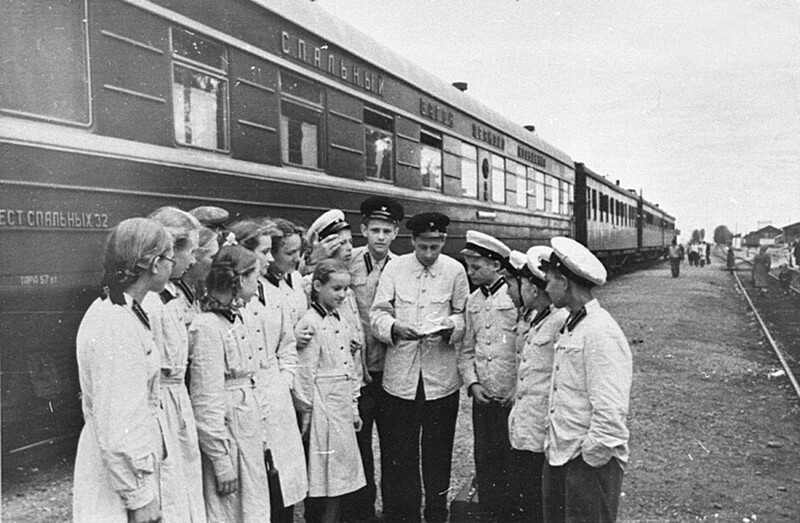 Юные железнодорожники Малой Амурской ж.д. отправляются в гости к своим коллегам с других детских дорог. Начало 1950-х годов.