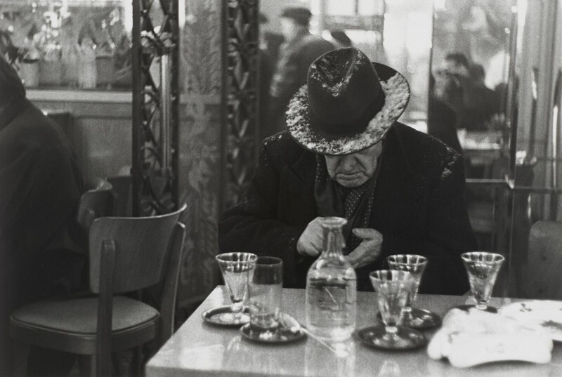 Одинокий сочельник в парижском кафе Фото: Луи Стеттнер (американец. 1922-2016). Франция - Париж, остров Сен-Луи, 1951 г.