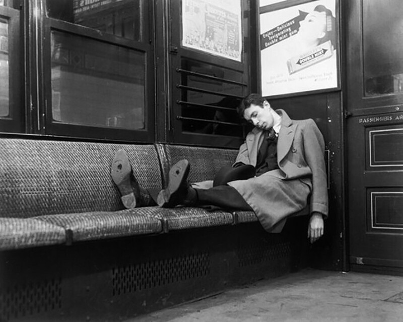 Спящий в метро. США, Нью-Йорк, 1939 год.