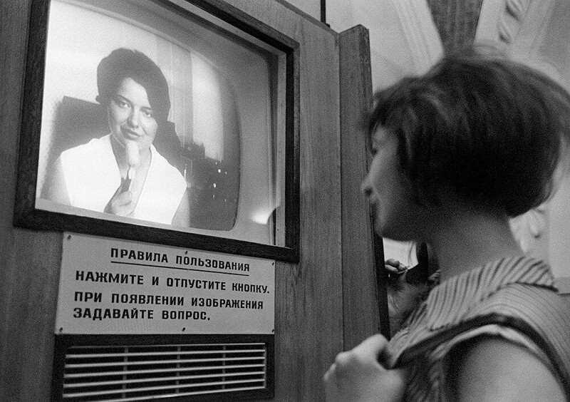 Телевизионная справочная в вестибюле станции Комсомольская, 1968 год.