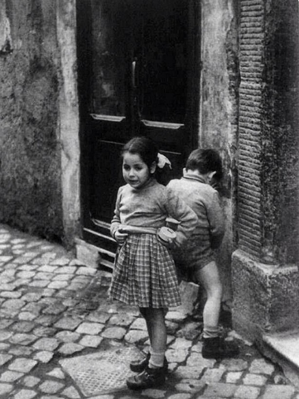 Настоящая женщина прикроет в любой ситуации. Неаполь, Италия 1960-е Фото Роберт Дуано.