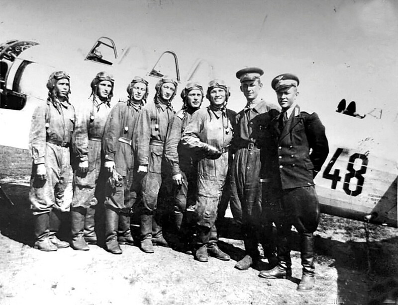 Курсанты Сталинградского военно-авиационного училища летчиков. В 1946-1960 гг. училище базировалось в Толмачево Новосибирской области.