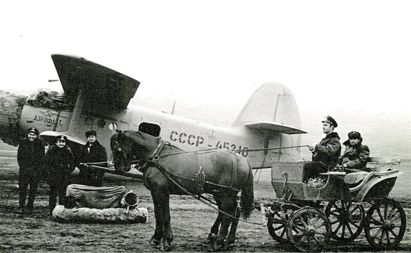 Доставка пассажира к трапу самолета Ан-2