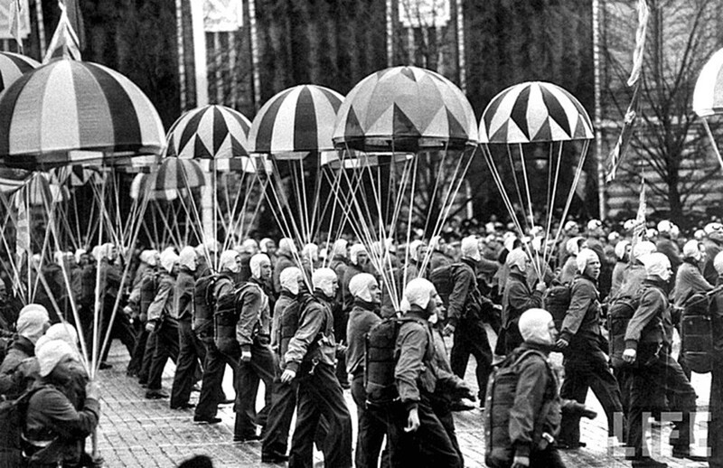 Колонна спортсменов-парашютистов на Красной площади 1 мая 1958 год.