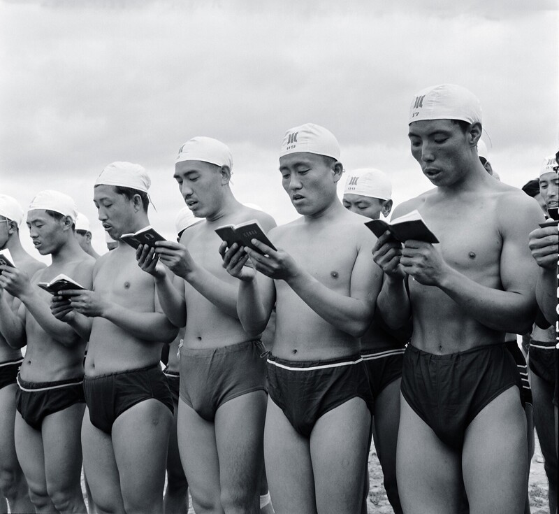 Пловцы читают цитатник Мао перед заплывом в честь 2–й годовщины купания Мао в реке Янцзы, 1968 год, Харбин, Китай