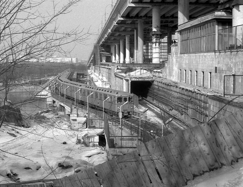 Зима 1987 года. Поезд объезжает закрытую станцию Ленинские Горы по временным мостам.