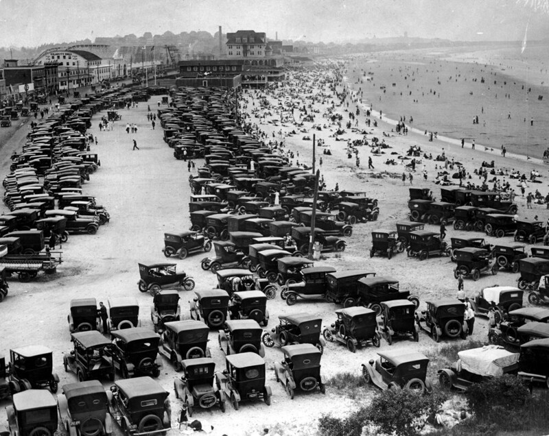 Припаркованные автомобили на пляже Нантаскет Бич, 1920–е годы, Массачусетс, США