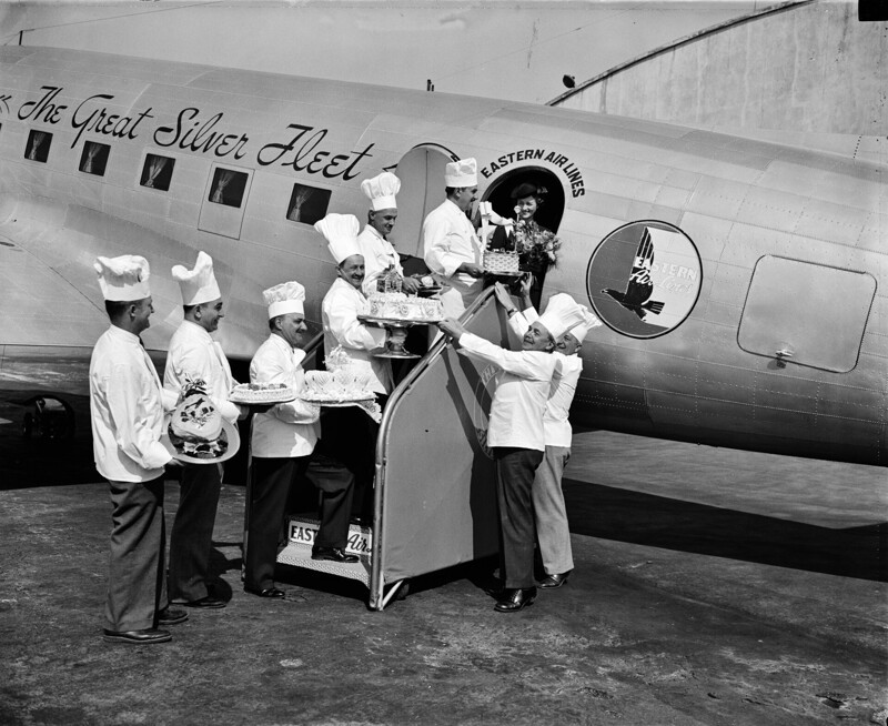 В полёте хочется сладкого. Загрузка тортов в пассажирский самолёт. США. 1938 год