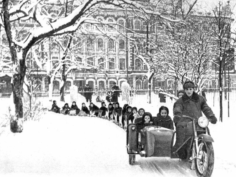 Катание детей, Вологда, 1950 год.
