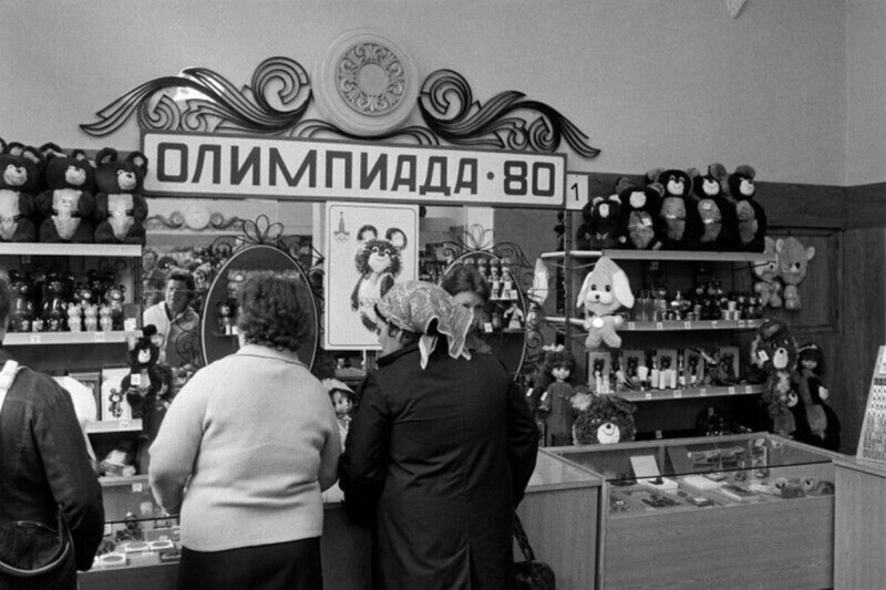 Олимпийские сувениры в магазине. Москва, 1980 год
