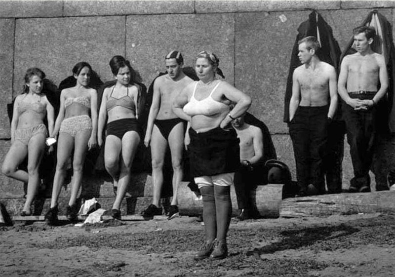 Солнечные ванны у стен Петропавловской крепости. Ленинград. 1964 год