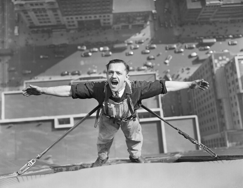 Фотография одного из бесстрашных мойщиков окон, работающего на Эмпайр-стейт-билдинг, во время паузы в работе. 24 декабря 1936 год