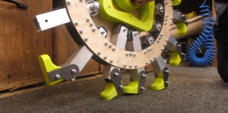 Парень создал сумасшедшую концепцию велосипедного колеса с 14 ногами вместо шины