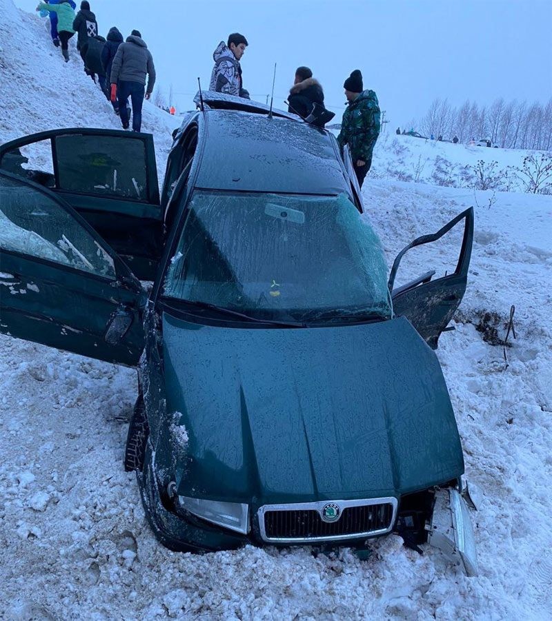Авария дня. В Башкирии легковой автомобиль упал с моста