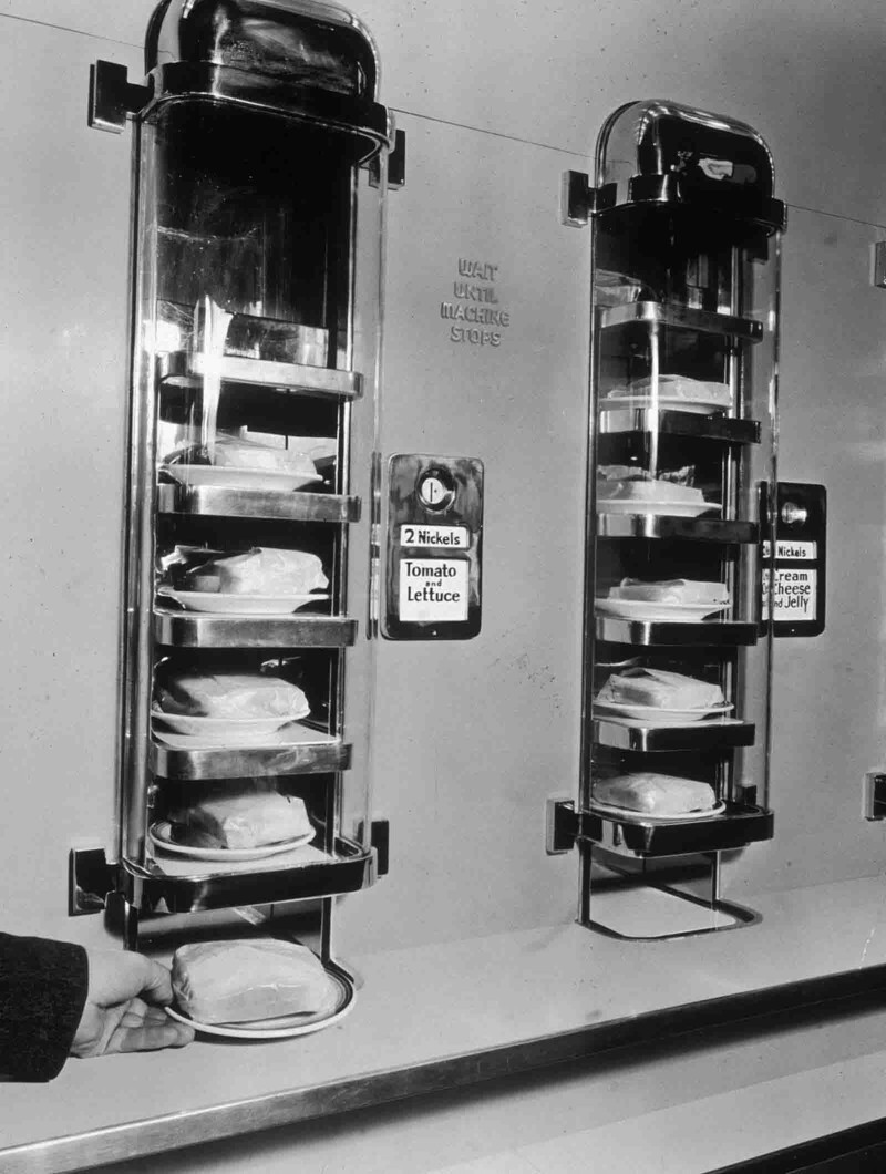 Автомат по продаже сэндвичей. 1940-е годы