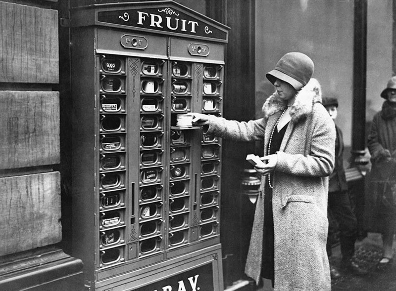 Автомат по продаже фруктов в лондонском метро. 1920-е годы