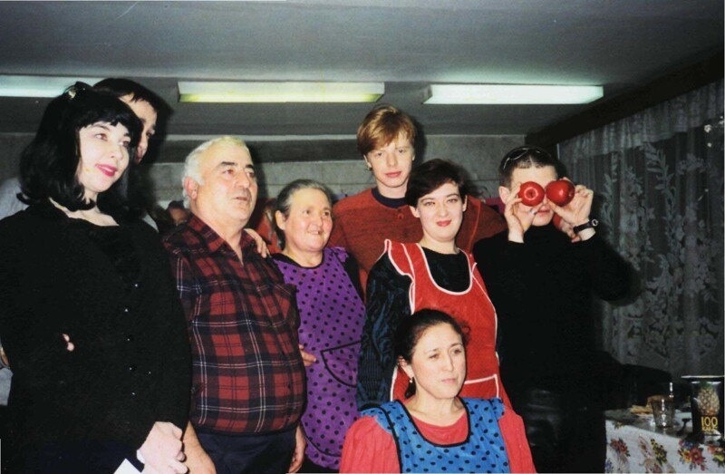 Группа «Иванушки International» со своими поклонниками, Россия, 1990-е годы