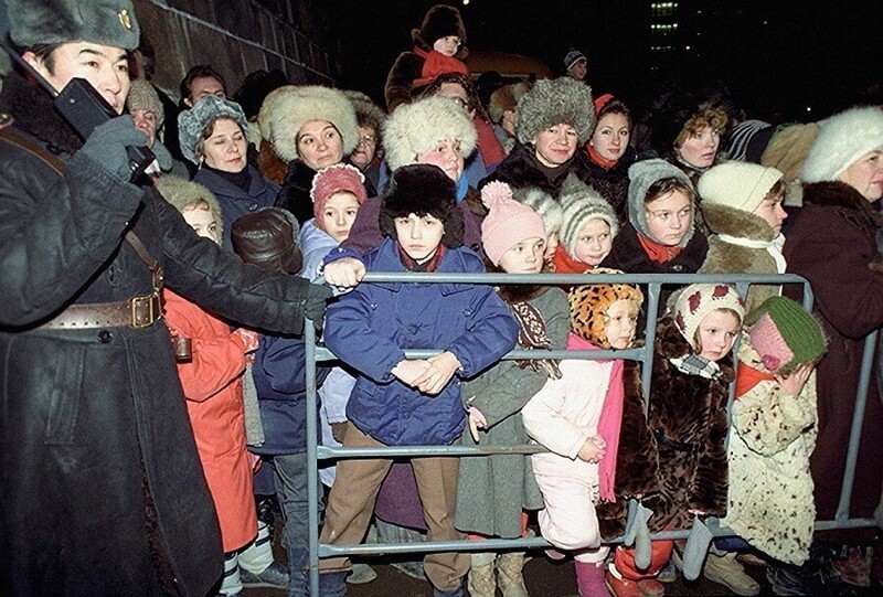Очередь на вход на новогоднее представление для детей «Новогодняя елка в Кремле» в Кремлевском Дворце съездов, 31.12.1991 год.