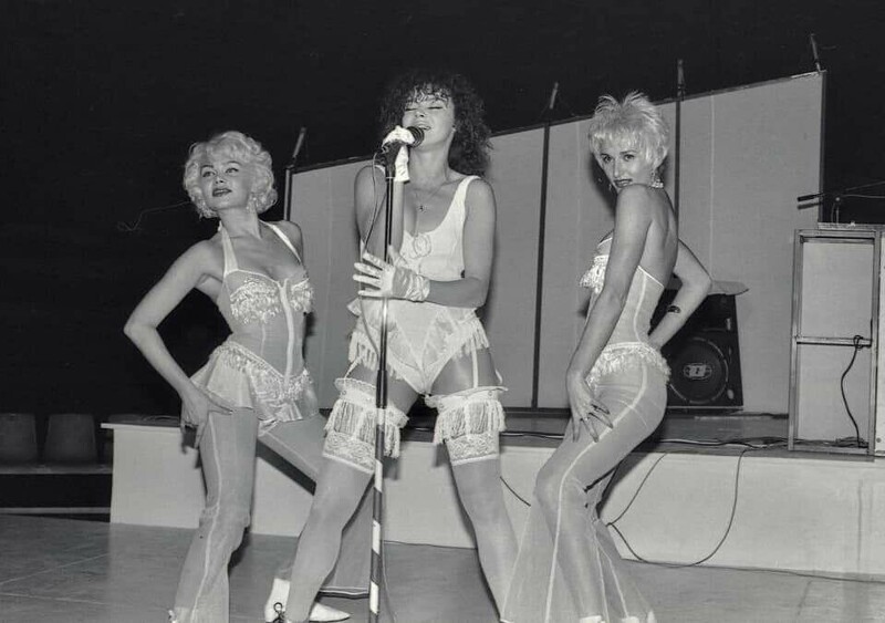 Лада Дэнс на одном из своих первых сольных выступлений — представление новой программы и, конечно, песни «Девочка-ночь», 1992 год