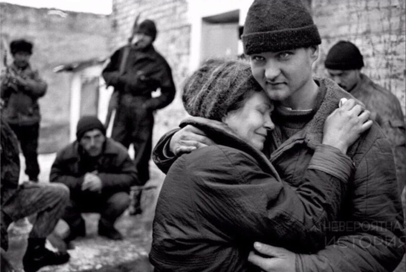  Встреча матери с сыном, бойцом 22 бригады спецназа ГРУ. Чечня, 1995 год