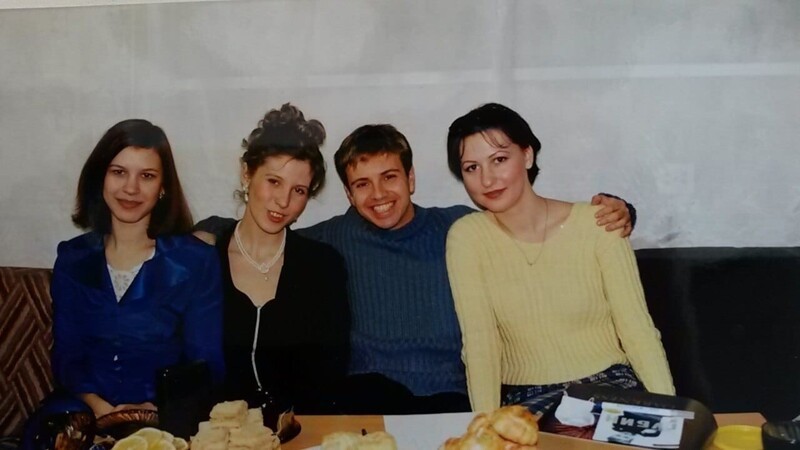 Андрей Губин со своими поклонницами, Челябинск, 1999 год