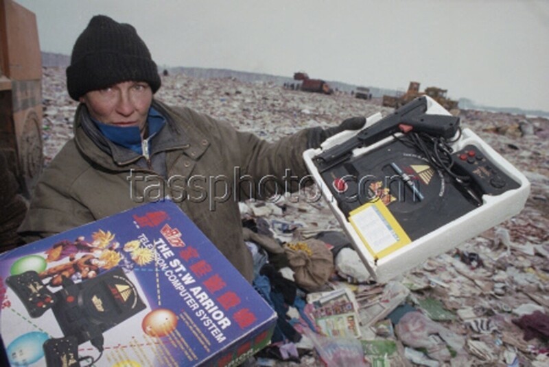 Бомж, нашедший на свалке игровую приставку к телевизору. Московская область, Ногинск, 5 марта 1998 года