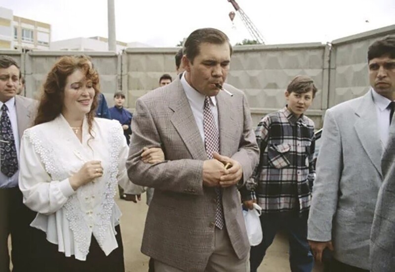 Кандидат на пост Президента РФ генерал Александр Лебедь с супругой Инной идут по московской улице после голосования, июнь 1996 год