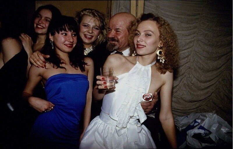 Довольный Ленин в окружении дам на конкурсе красоты, Россия, 1990- е годы