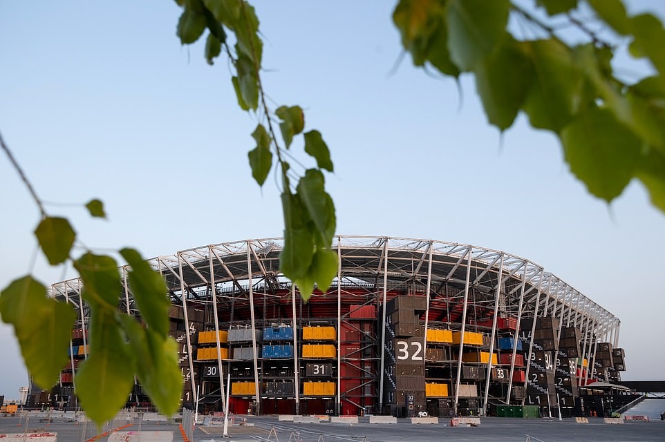 Уникальный стадион для ЧМ-2022 в Катаре построили из сотен грузовых контейнеров