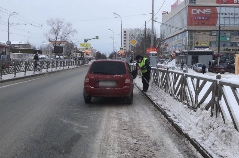 В Екатеринбурге водитель «Калины» сбил перебегавшую дорогу девочку