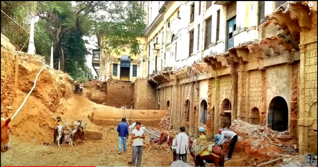 The buried many houses under mud. Откопанные здания. Потоп в Москве раскопки. Раскопки дворца чаттар мансил в Лакхнау. Культурный слой в Индии.