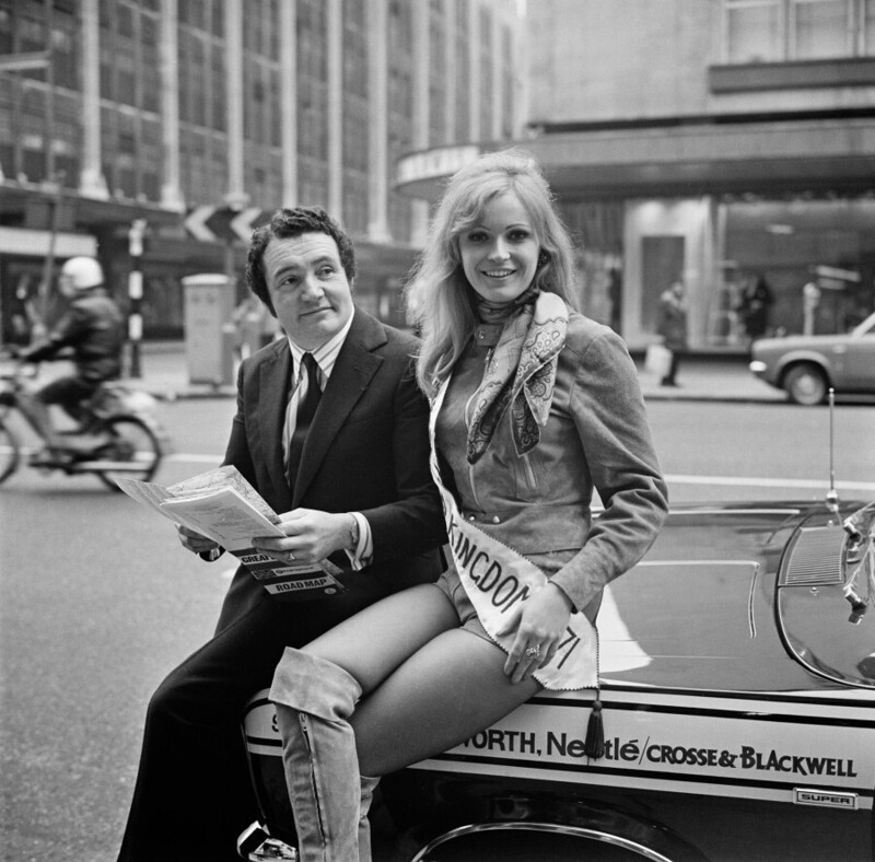 10 января 1972 года. Великобритания. Автогонщик из Северной Ирландии Пэдди Хопкирк с Мэрилин Уорд, победительницей конкурса Мисс Соединенное Королевство 1971 года.