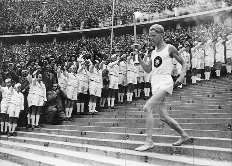 Немец Фриц Шильген с факелом на Олимпийском стадионе в Берлине во время церемонии открытия Летних Олимпийских игр 1936 года