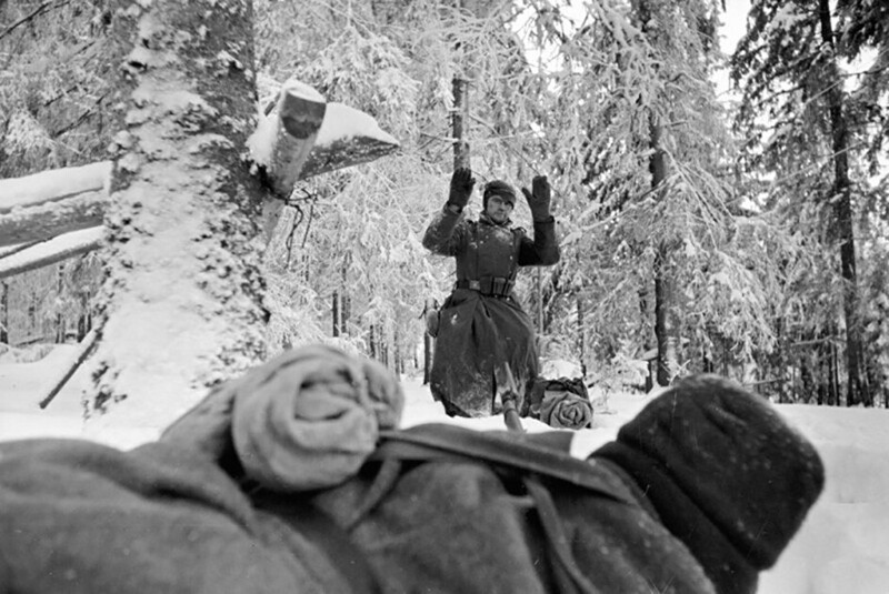 Немецкий солдат под Москвой сдаётся в плен. 1 декабря 1941 год